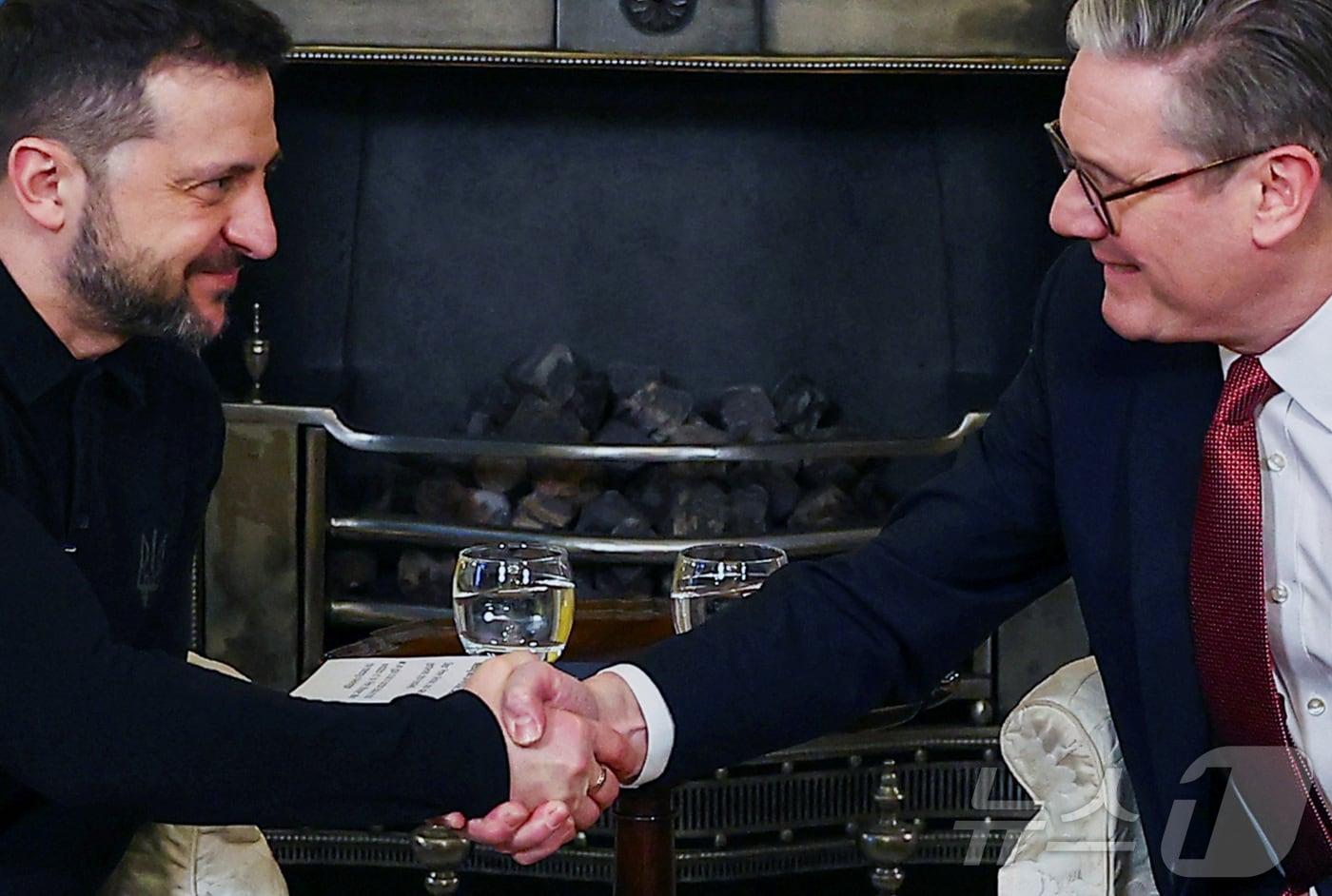 볼로디미르 젤렌스키 우크라이나 대통령이 1일(현지시간) 런던 다우닝가 10번지 총리 관저에서 키어 스타머 영국 총리와 회담 중 악수를 하고 있다. 2025.03,02 ⓒ 로이터=뉴스1 ⓒ News1 우동명 기자