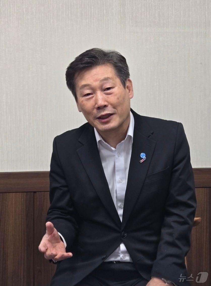 본문 이미지 - 한국요양보호사중앙회(협회) 김영달 회장은 대한민국의 실버사업의 선진화를 위해 요양보호사의 권익보호와 실버케어의 단계를 체계화 해 선진 실버산업에 봉사 할 각오를 말하고 있다. ⓒ News1 김대벽기자