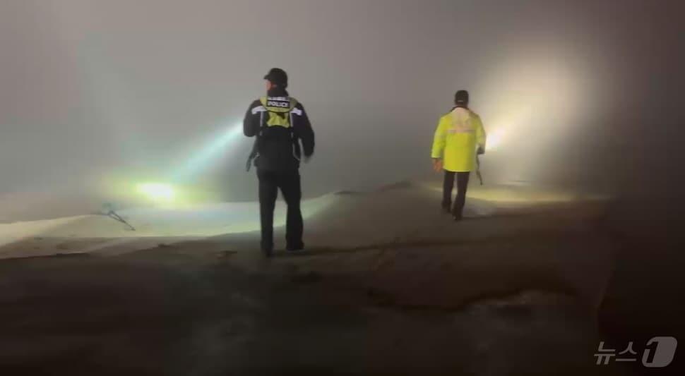 본문 이미지 - 지난 1일 오후 8시 45분쯤 전남 해남의 한 양식장 갯벌에서 작업하던 60대 부부가 실종돼 해경이 수색작업을 벌이고 있다. (완도해경 제공. 재판매 및 DB금지)2025.3.2/뉴스1