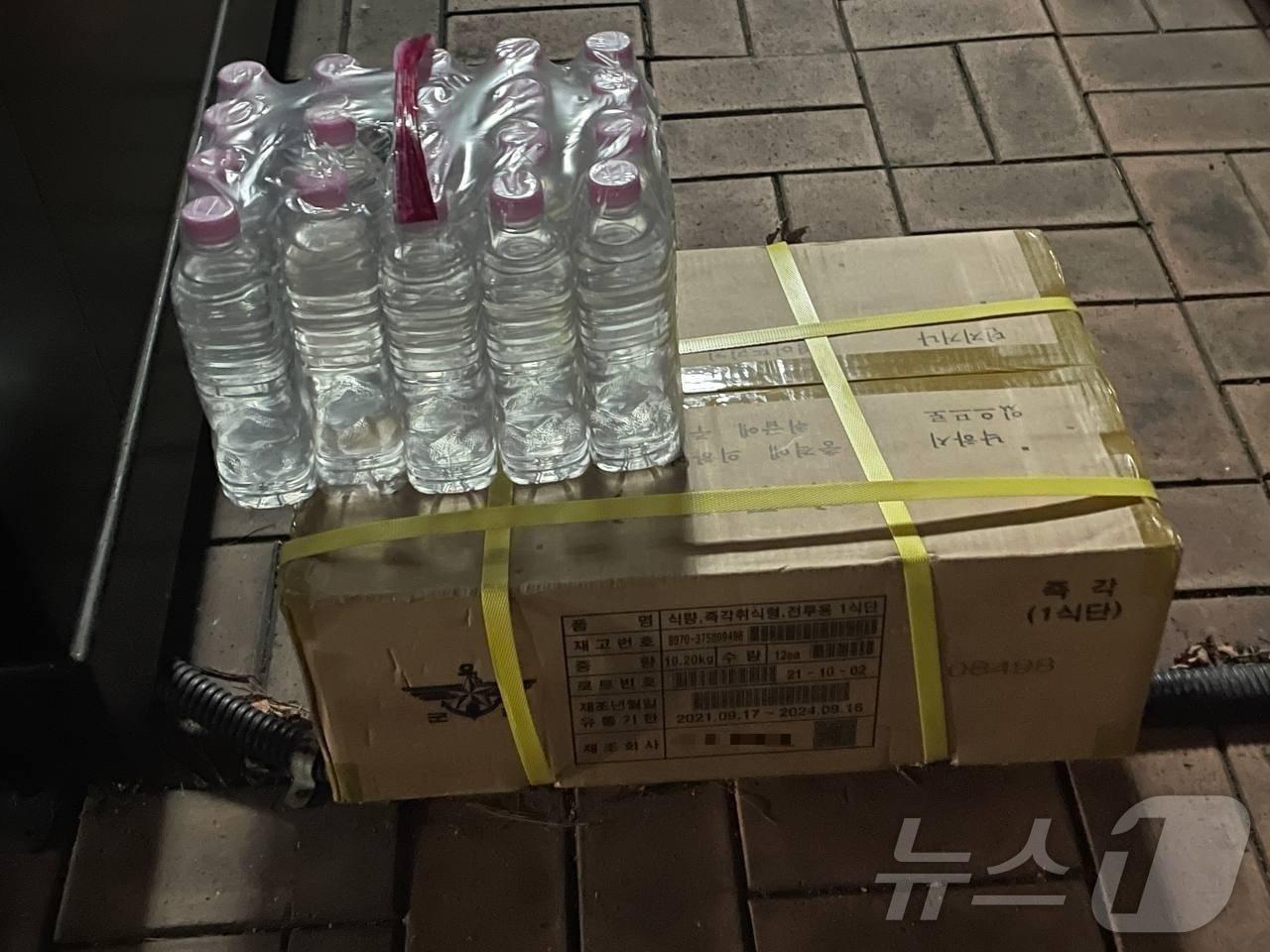 본문 이미지 - 12·3 비상 계엄 선포 직후인 4일 0시30분쯤 서울 영등포구 국회의사당 국회 뒤편에서 찍힌 전투식량 사진.  (추미애 더불어민주당 의원실 제공)