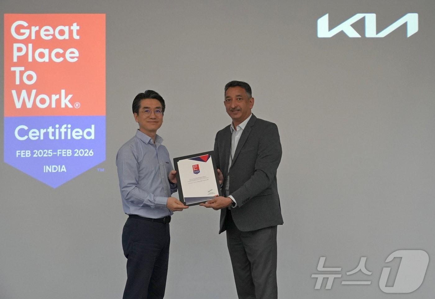 본문 이미지 - 이광구 기아 인도권역본부장 전무가 GPTW 인도 아눕 시퀘이라 디렉터로부터 ‘일하기 좋은 기업’ 인증서를 수여받는 모습(기아 제공) 