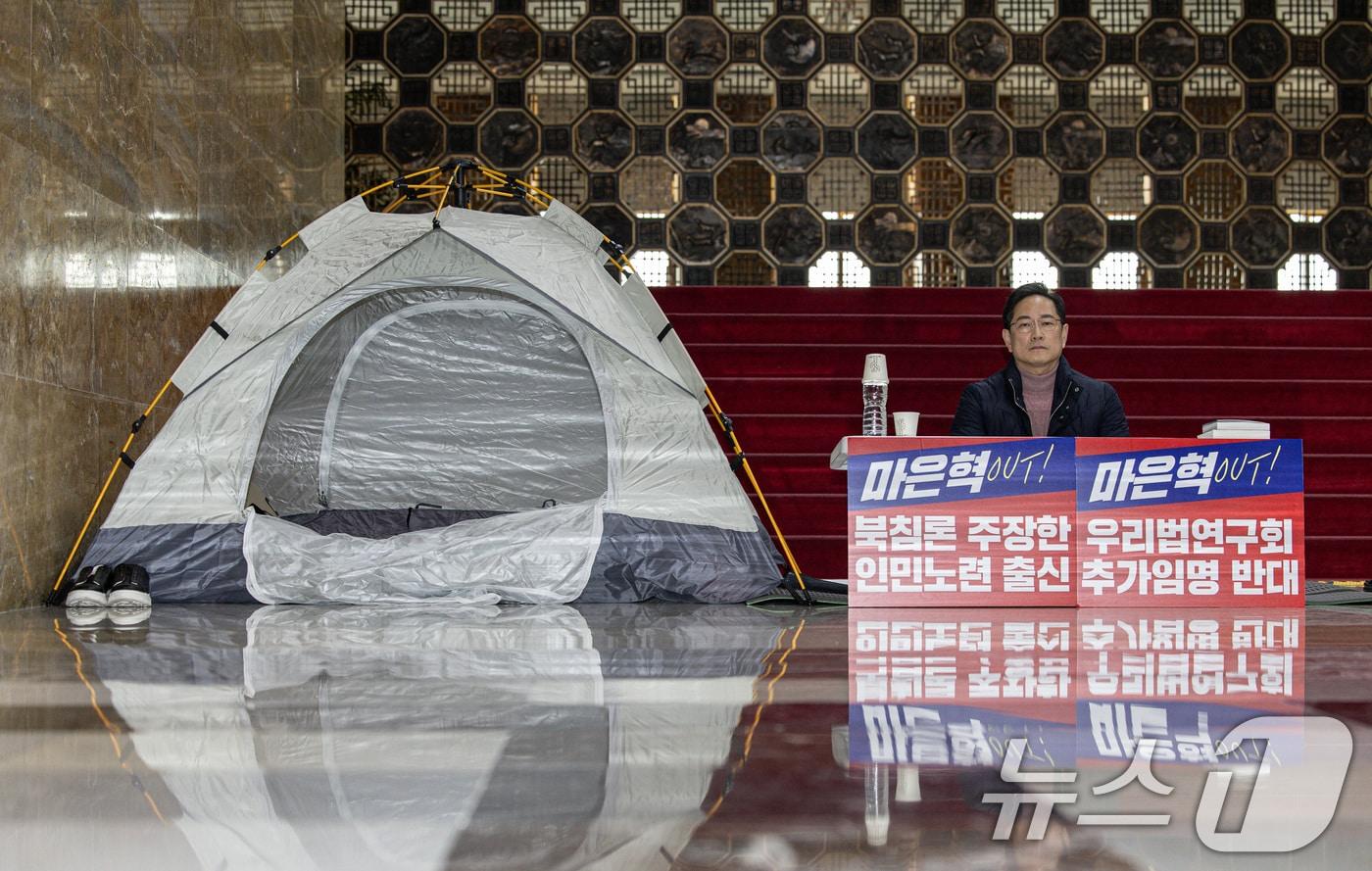 박수영 국민의힘 의원이 2일 오전 서울 여의도 국회 로텐더홀에서 '마은혁 헌법재판관 후보자 임명 반대'를 촉구하며 무기한 단식 농성하고 있다. 박 의원은 최상목 대통령 권한대행 부총리 겸 기획재정부 장관이 마 후보자를 임명하지 않겠다는 뜻을 밝힐 때까지 농성에 들어갈 것이라고 밝혔다. 2025.3.2/뉴스1 ⓒ News1 이재명 기자