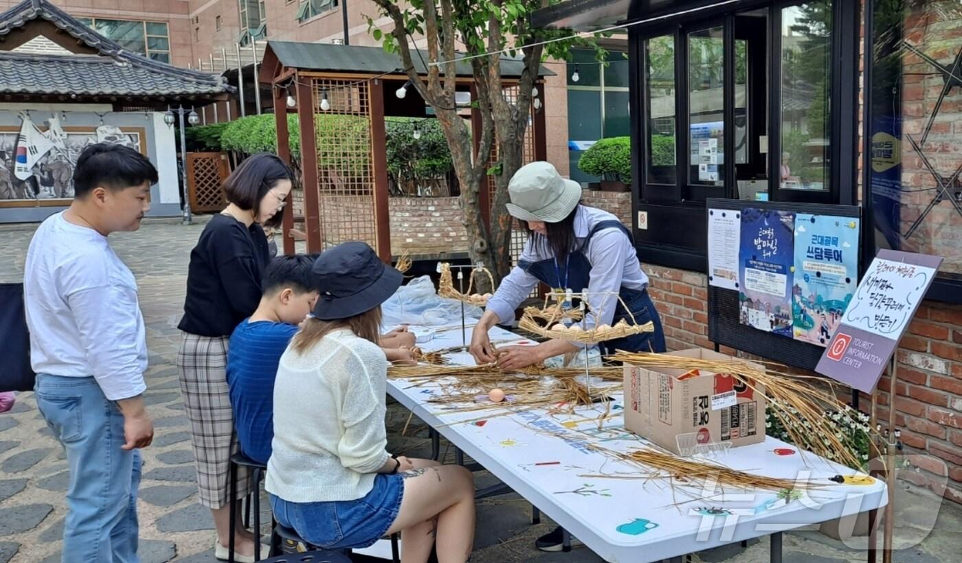 대구 중구는 오는 12월까지 매주 토요일 골목투어 코스인 김광석 다시 그리기길과 근대골목에서 '릴레이 체험존'을 운영한다. 사진은 지난해 계산예가에서 열린 릴레이 체험존 모습.(대구 중구 제공. 재판매 및 DB 금지)