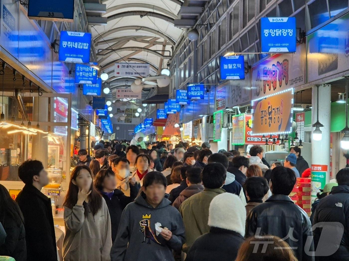 본문 이미지 - 일요일이자 3.1절 연휴인 2일 강원 강릉지역 대표 전통시장인 중앙·성남시장에 먹거리를 즐기려 전국에서 몰린 나들이객으로 가득하다.&#40;재판매 및 DB 금지&#41; 2025.3.2/뉴스1 윤왕근 기자