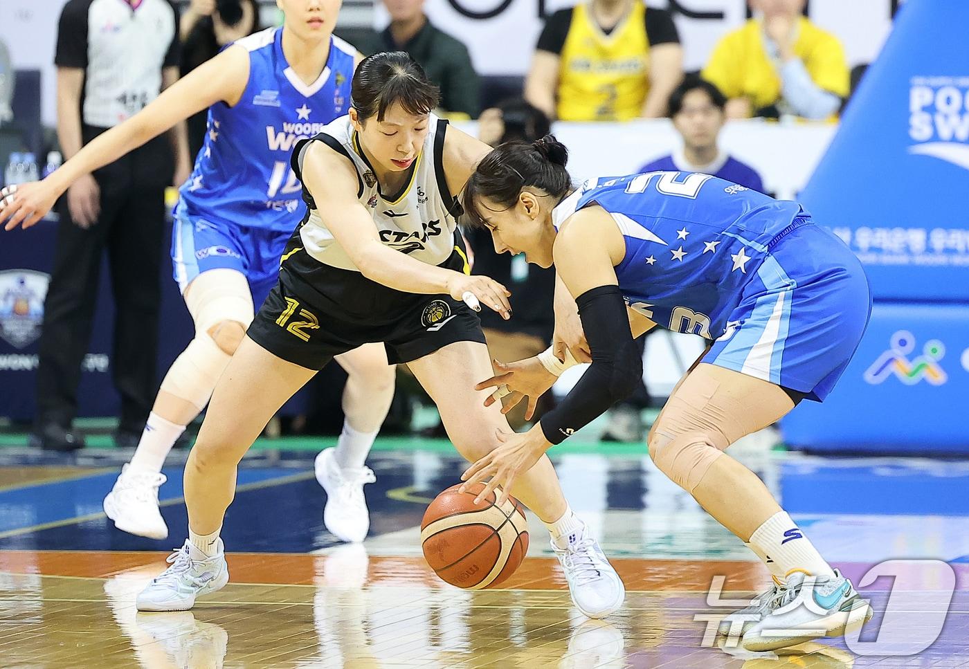 본문 이미지 - 2일 오후 충남 아산 이순신체육관에서 열린 '하나은행 2024-2025 여자프로농구 플레이오프' 1차전 아산 우리은행 우리 WON과 청주 KB스타즈의 경기, 1쿼터 KB 나가타 모에와 우리은행 김단비가 치열한 볼 경합을 하고 있다. 2025.3.2/뉴스1 ⓒ News1 김진환 기자