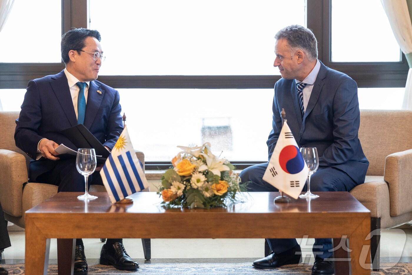 본문 이미지 - 특사 자격으로 오르시 신임 우루과이 대통령을 예방한 강도형 해양수산부 장관(해양수산부 제공)