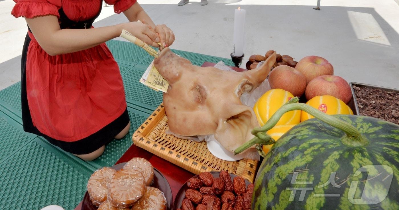 고사상에 차려진 돼지머리 자료사진. 기사 이해를 돕기 위한 것으로, 기사 내용과 관련 없음.&#40;뉴스1 DB&#41;