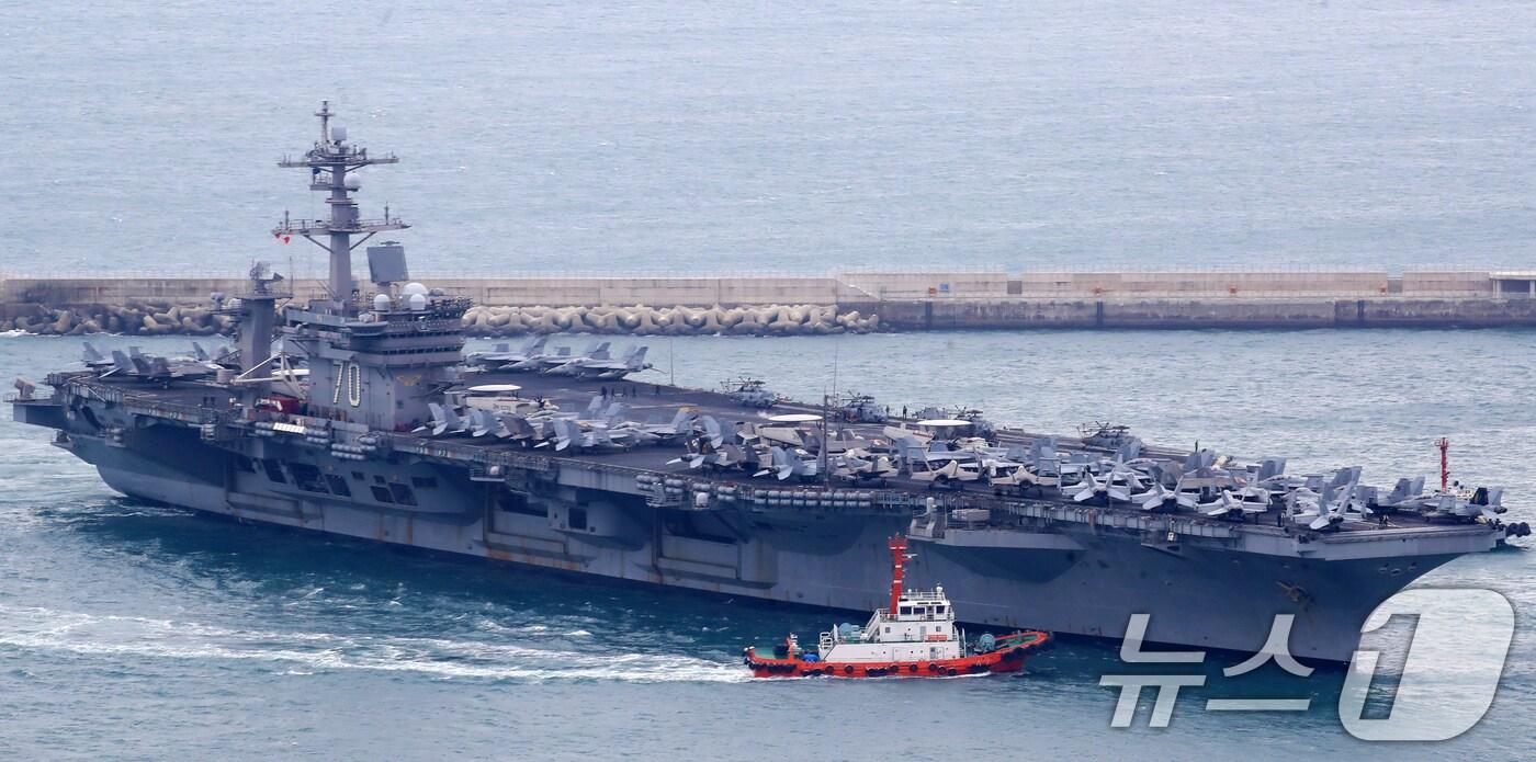 미국 해군 핵추진 항공모함 '칼빈슨함'(CVN-70)이 2일 오후 부산 남구 해군작전사령부 부산작전기지에 입항하고 있다. 길이 333m, 폭 77m, 무게 10만여 톤, 승조원 6000여 명에 달하는 니미츠급 항모인 칼빈슨함은 항공기 80여 대를 탑재할 수 있어 '떠다니는 군사기지'로 불린다. 2025.3.2/뉴스1 ⓒ News1 윤일지 기자