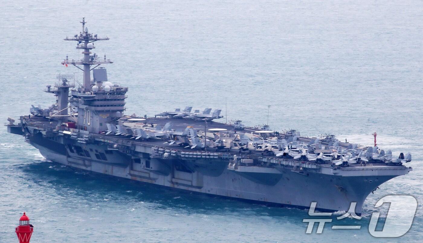 미국 해군 핵추진 항공모함 '칼빈슨함'(CVN-70)이 2일 오후 부산 남구 해군작전사령부 부산작전기지에 입항하고 있다. 길이 333m, 폭 77m, 무게 10만여 톤, 승조원 6000여 명에 달하는 니미츠급 항모인 칼빈슨함은 항공기 80여 대를 탑재할 수 있어 '떠다니는 군사기지'로 불린다. 2025.3.2/뉴스1 ⓒ News1 윤일지 기자