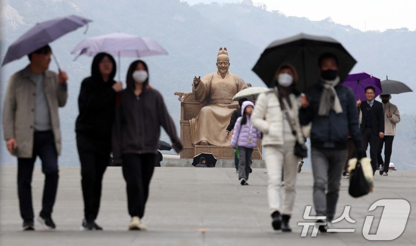 비가 내린 2일 오후 서울 광화문 광장에서 시민들이 우산을 쓰고 나들이를 하고 있다. 기상청은 이날 전국 대부분 지역에 비가 내리고, 오후부터 강원산지를 비롯한 일부 지역에는 최고 50㎝의 많은 눈이 내리겠다고 예보했다. 2025.3.2/뉴스1 ⓒ News1 김명섭 기자