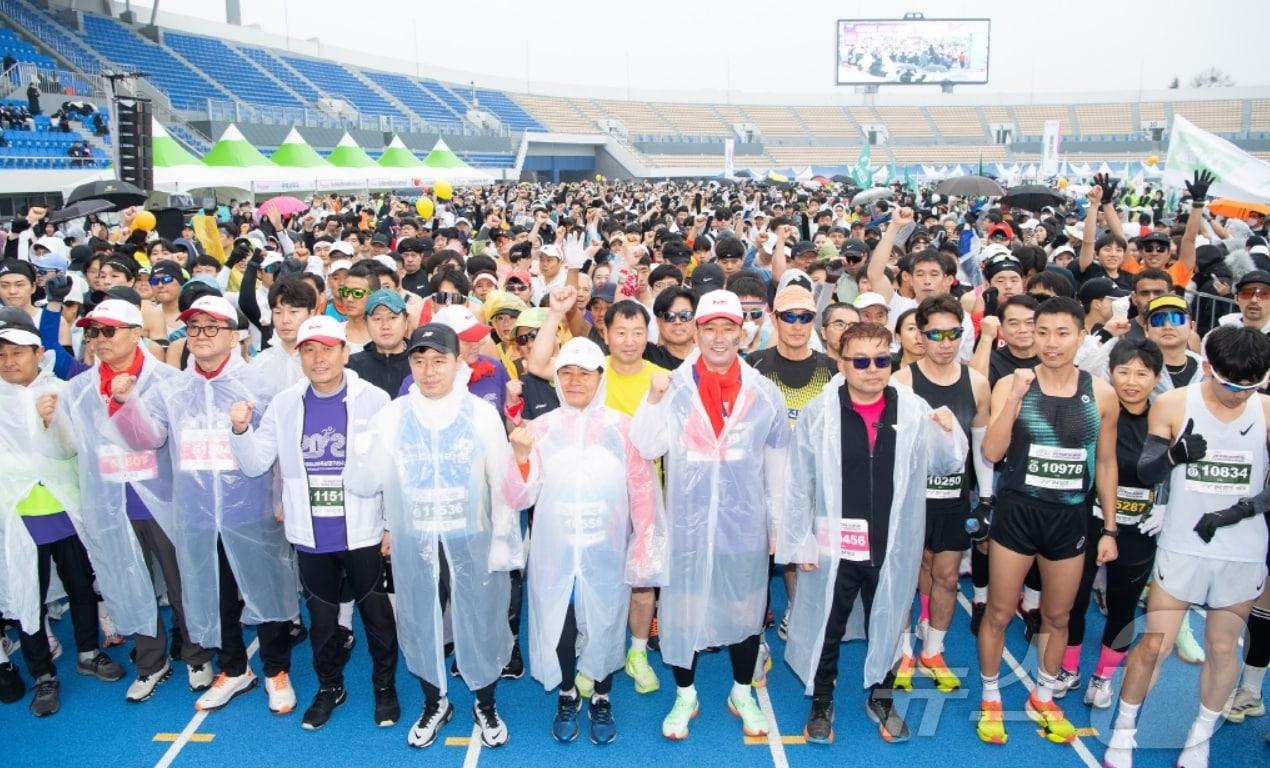 본문 이미지 - 2일 올해 처음 열린 경북 '구미 박정희 마라톤대회' 참가자들이 출발선에서 파이팅을 외치고 있다.(구미시 제공. 재판매 및 DB 금지)