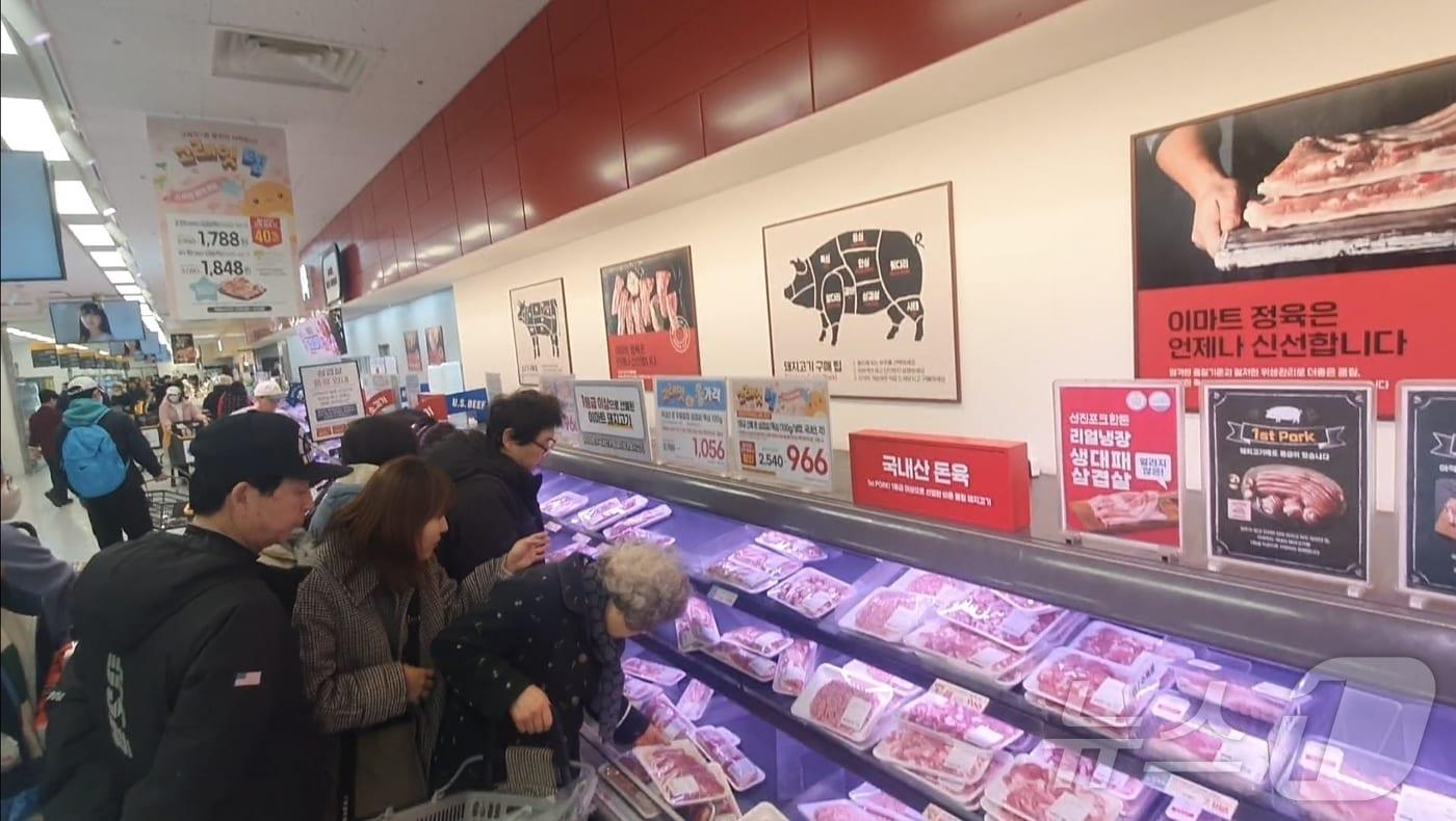 본문 이미지 - 2일 서울 이마트 용산점에서 고객들이 삼겹살을 사기 위해 정육 매대 앞에 몰려있다.