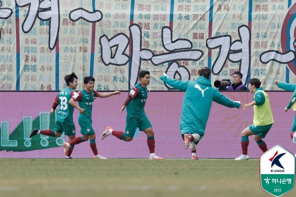 본문 이미지 - 대전 하나티시즌의 주민규가 득점 후 기뻐하고 있다. (한국프로축구연맹 제공)