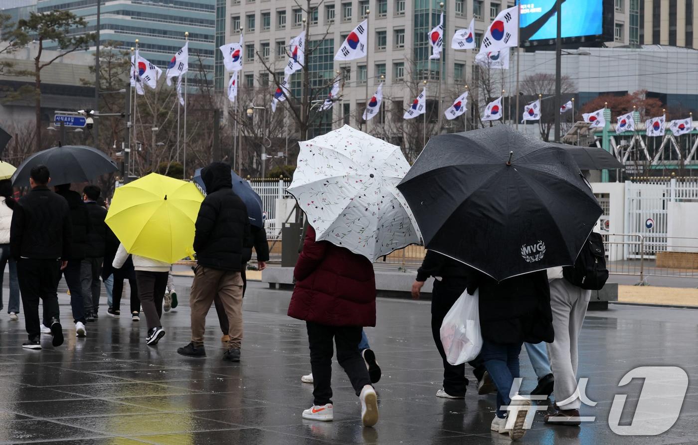 비가 내리는 2일 서울 광화문광장에서 우산을 쓴 시민들이 발걸음을 재촉하고 있다. 2025.3.2/뉴스1 ⓒ News1 박세연 기자