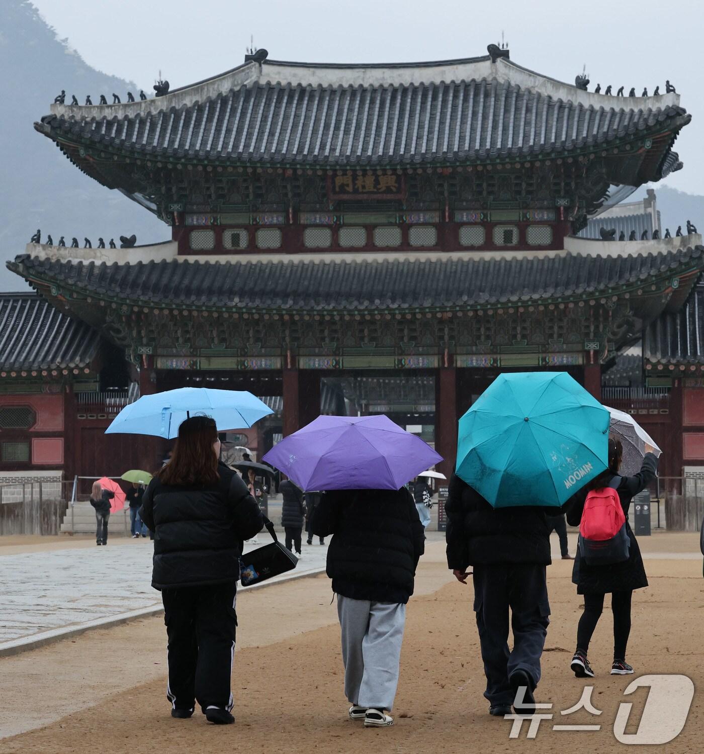 본문 이미지 - 비가 내리는 2일 서울 경복궁에서 우산을 쓴 시민들과 관광객들이 발걸음을 재촉하고 있다. 기상청은 삼일절 연휴기간 동안 전국적으로 비가 내린 후 꽃샘추위가 찾아온다고 밝혔다. 2025.3.2/뉴스1 ⓒ News1 박세연 기자