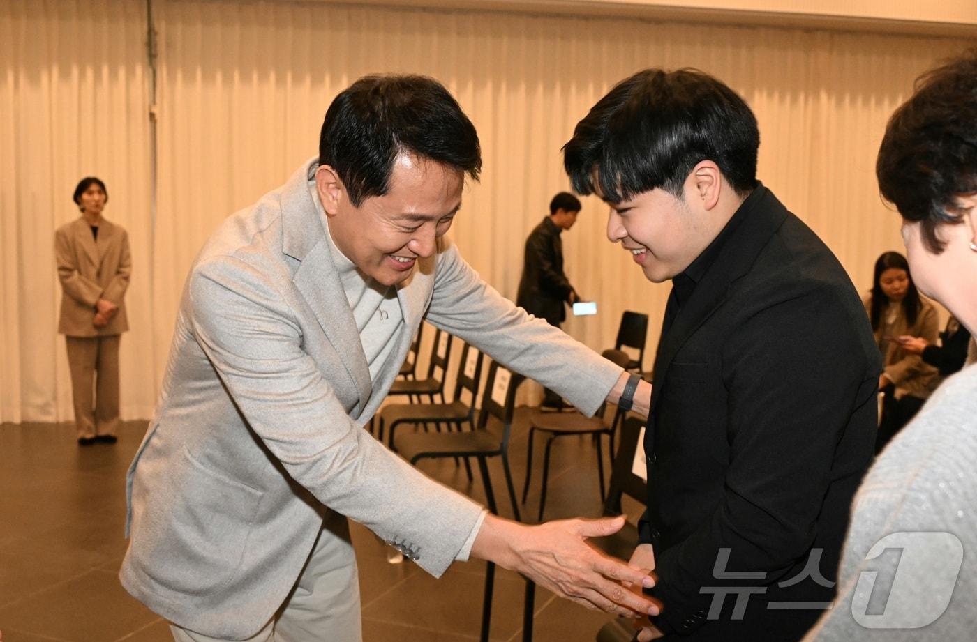 본문 이미지 - 오세훈 서울시장이 2일 서울시립교향악단의 특별단원이 된 김민철 클라리네티스트와 인사하고 있다.(서울시 제공)