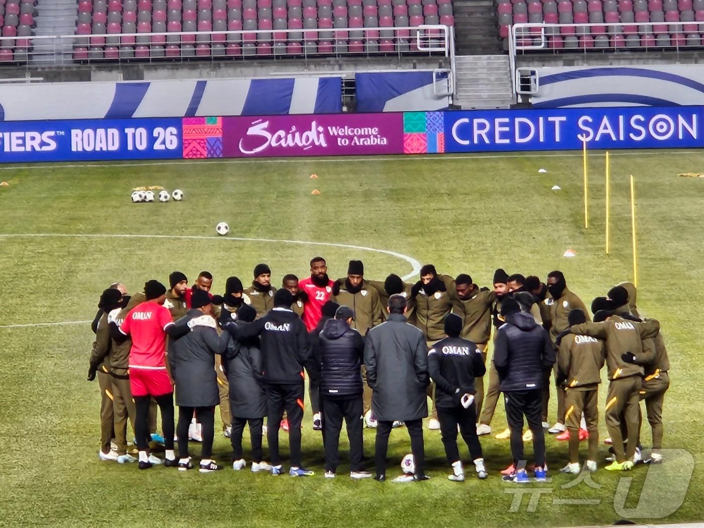 본문 이미지 -  넥워머와 모자 등으로 중무장한 오만 선수들ⓒ News1 안영준 기자