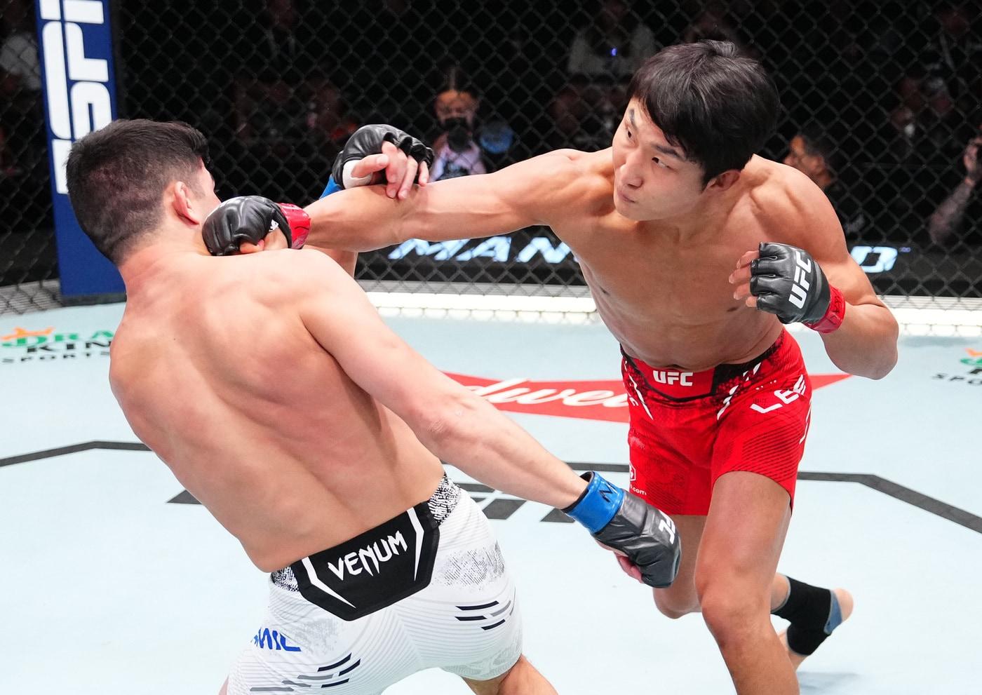 이정영&#40;오른쪽&#41;이 UFC에서 경기하는 모습.&#40;UFC 제공&#41;