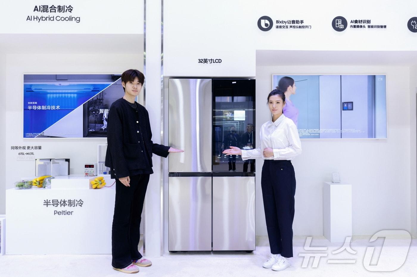 본문 이미지 - 삼성전자가 중국 최대 가전 전시회 'AWE(Appliance & Electronics World Expo) 2025'에 참가해 '비스포크 AI 패밀리허브' 냉장고 등 다양한 비스포크 AI가전을 전시한다.  (사진제공 = 삼성전자) 