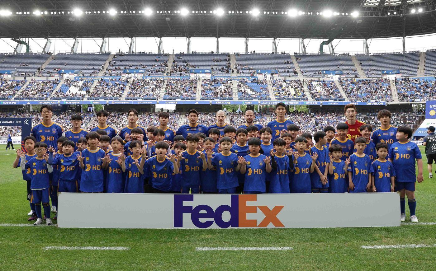 본문 이미지 - 울산 HD 선수들과 마스코트 키즈 등이 포즈를 취하고 있다. (페덱스 제공)