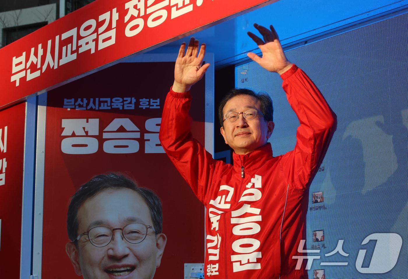 본문 이미지 - 부산 연제구 연산역 일대에서 정승윤 부산시교육감 후보가 출근길 시민들에게 인사하고 있다. 2025.3.20 ⓒ 뉴스1 윤일지 기자