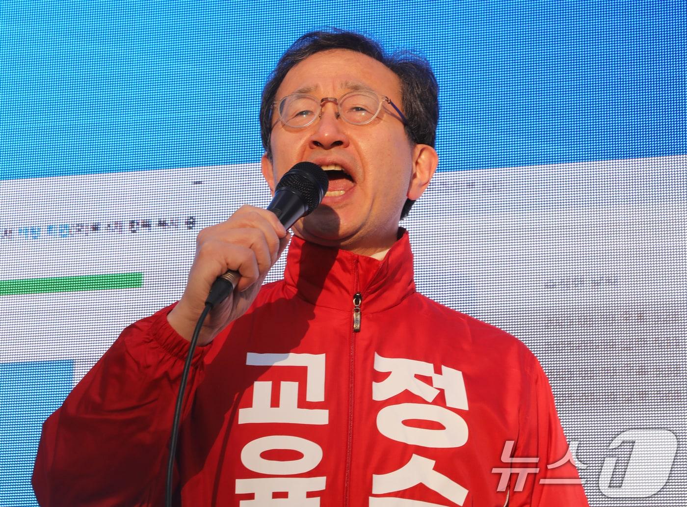 본문 이미지 - 4·2 재보궐선거 공식 선거운동이 시작된 20일 오전 부산 연제구 연산역 일대에서 정승윤 부산시교육감 후보가 출근길 시민들에게 인사하고 있다. 2025.3.20/뉴스1 ⓒ News1 윤일지 기자