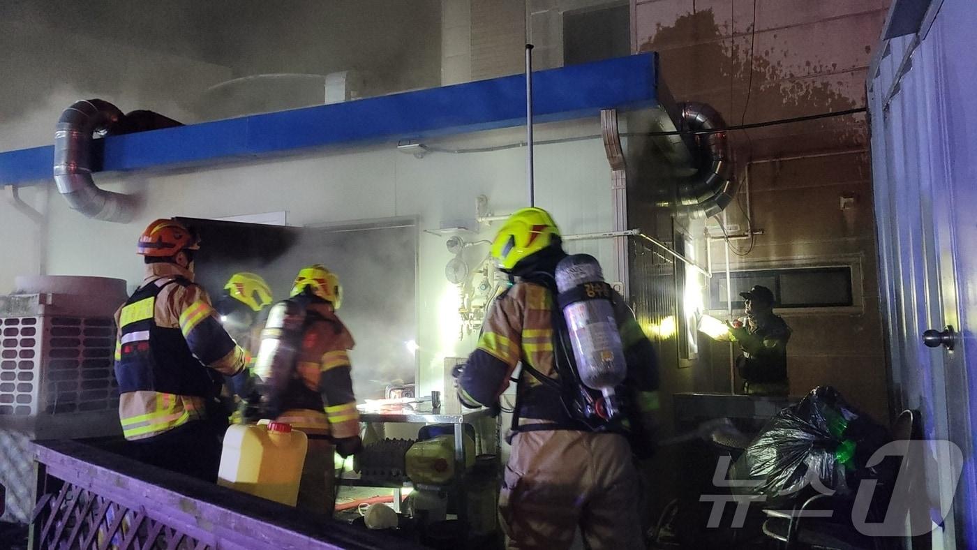 본문 이미지 - 20일 새벽 0시18분쯤 제주시 아라이동 소재 건물에서 불이 나 소방당국이 진압하고 있다.(제주도소방안전본부 제공. 재판매 및 DB 금지)