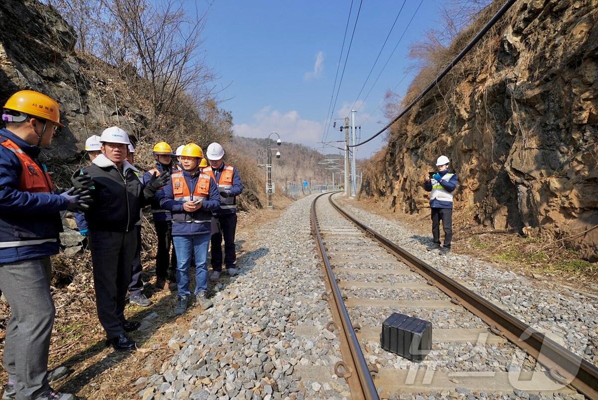 본문 이미지 - 한문희 코레일 사장(사진 왼쪽에서 두번째)이 19일 오전 태백선 쌍룡역 인근에서 봄철 해빙기에 대비해 낙석 우려개소를 점검하고 있다.(코레일 제공.재판매 및 DB금지)/뉴스1