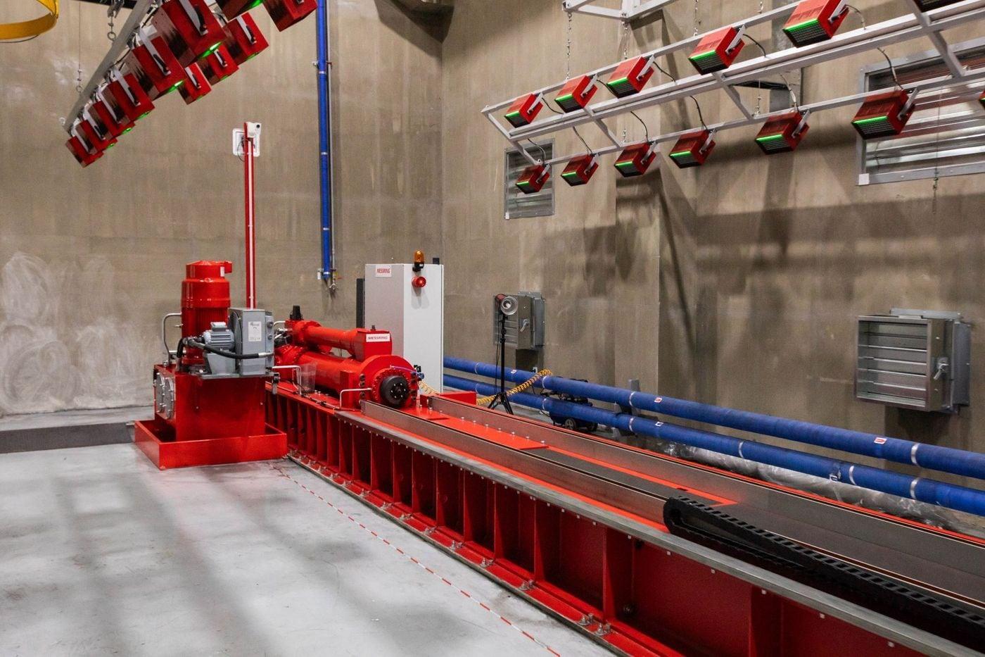 자동차 충돌 시 발생하는 관성 하중에 대한 배터리의 안전성을 확인하는 충격시험장비.(한국교통안전공단 제공)