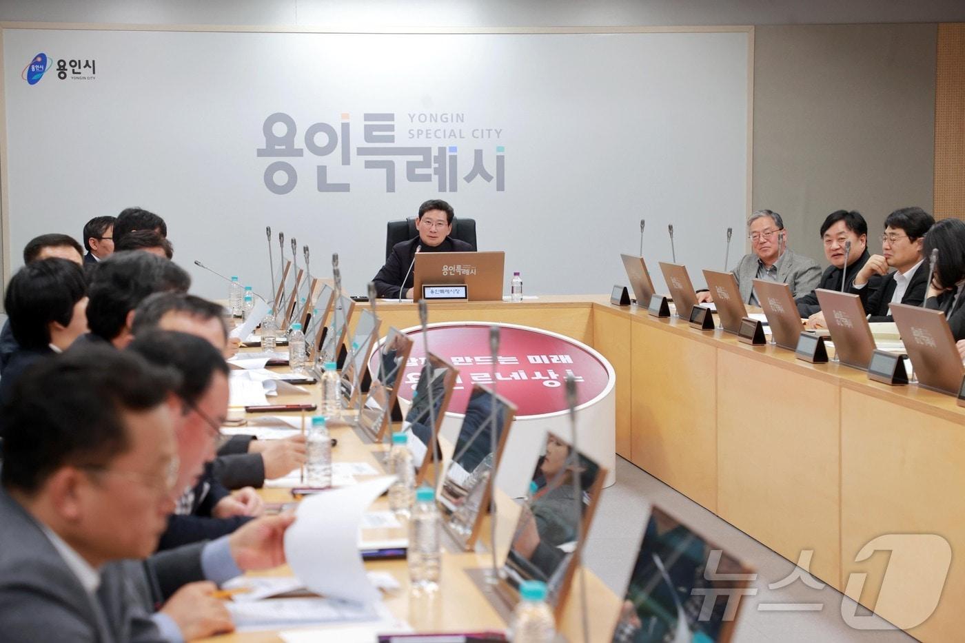 본문 이미지 - 용인시가 19일 시청 영상회의실에서 진행한 '용인 시민프로축구단' 창단 준비 회의 때 모습.(용인시 제공)