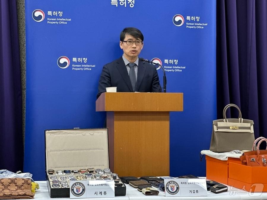 본문 이미지 - 특허청 상표특별사법경찰이 서울 명동 관광거리 일대를 집중 단속해 위조상품 판매점 6곳에서 총 3544점(정품가액 약 200억원 상당)의 위조상품을 압수 조치했다. 사진은 신상곤 특허청 산업재산보호협력국장이 브리핑하는 모습./뉴스1 