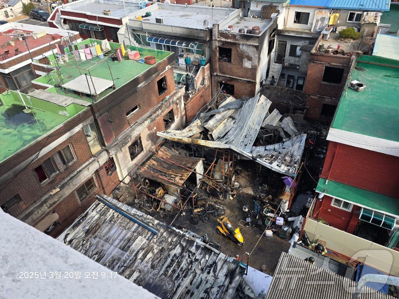 본문 이미지 - 20일 오전 3시 59분쯤 인천시 동구 송림동의 한 고물상에서 화재가 발생했다.(허종식 의원실 제공)2025.3.20/뉴스1