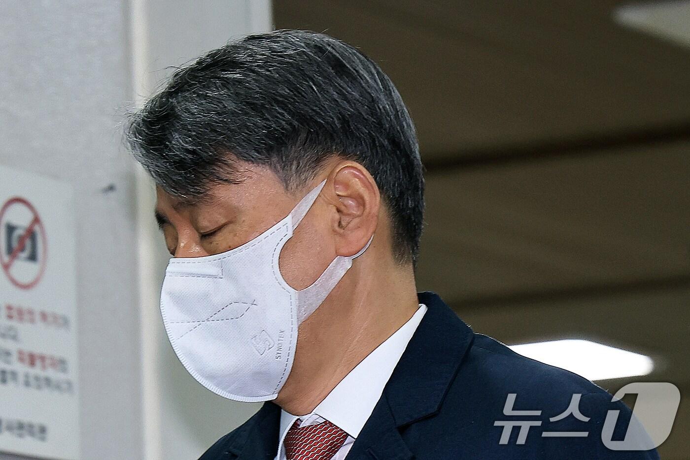 '12·3 비상계엄' 사태 당시 내란에 가담한 혐의로 기소된 조지호 경찰청장이 20일 오전 서울 서초동 서울중앙지방법원에서 열린 첫 공판에 출석하고 있다. 조 청장과 김봉식 전 서울경찰청장은 윤석열 대통령의 지시를 받고 계엄 당시 경찰병력 약 2000명을 동원해 국회와 중앙선거관리위원회 시설들을 봉쇄한 혐의를 받는다. 2025.3.20/뉴스1 ⓒ News1 박정호 기자