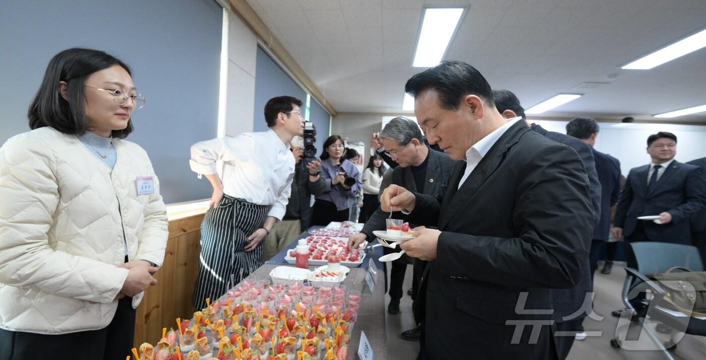 백성현 논산시장(오른쪽)이 딸기디저트 품평회에서 시식을 하고 있다. (논산시 제공. 재판매 및 DB금지)/뉴스1