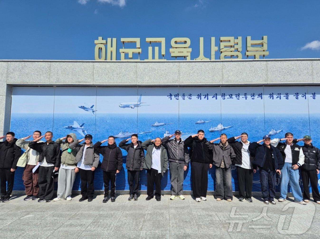 본문 이미지 - 지난 17일 해군에 입대한 서귀포산업과학고등학교 '군 특성화반' 졸업생들이 해군교육사령부 앞에서 기념촬영을 하고 있다.(서귀포산과고 제공. 재판매 및 DB 금지)