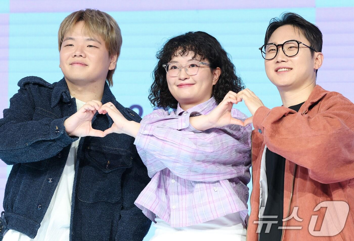 여행 크리에이터 곽튜브(왼쪽부터)와 원지, 빠니보틀이 20일 서울 마포구 쇼킹케이팝센터에서 열린 ENA ‘지구마불 세계여행3’ 제작발표회에 참석해 포즈를 취하고 있다. '지구마불 세계여행3'는 여행 크리에이터 3대장 빠니보틀(빠니보틀 Pani Bottle), 원지(원지의 하루), 곽튜브(곽튜브 KWAKTUBE)가 김태호 PD에 의해 설계된 세계여행 부루마불 게임에 참여, 주사위에 운명을 맡기고 세계 각지를 여행하는 과정을 담은 예능 프로그램이다. 2025.3.20/뉴스1 ⓒ News1 권현진 기자