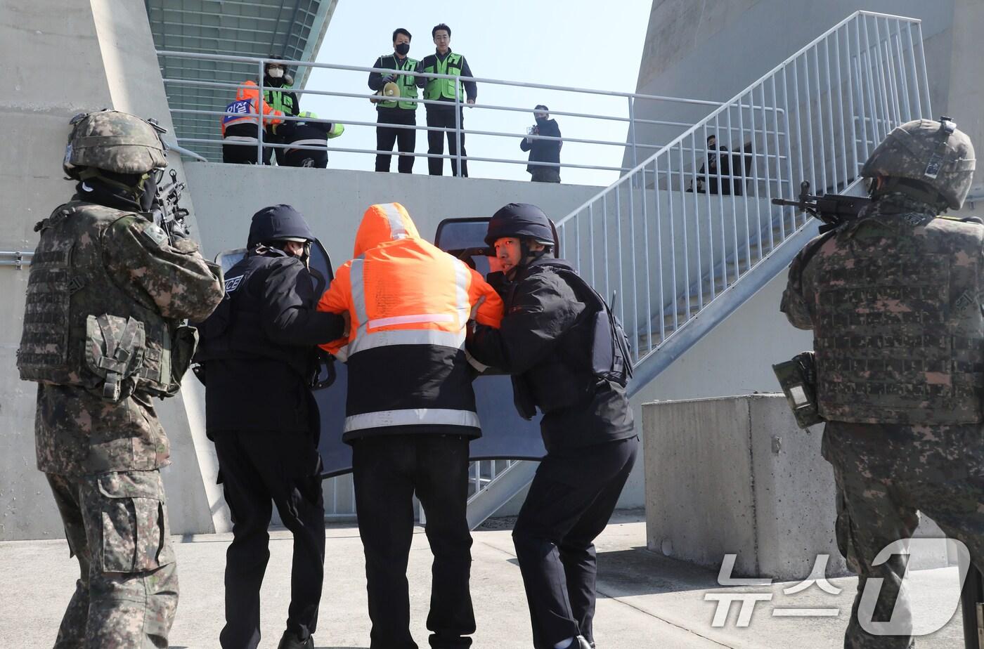 19일 부산 영도구 부산항대교 일대에서 '2025 자유의 방패' 연습의 하나로 테러 대비 다중이용시설 통합 대응 훈련이 진행되고 있다.  2025.3.20/뉴스1 ⓒ News1 윤일지 기자