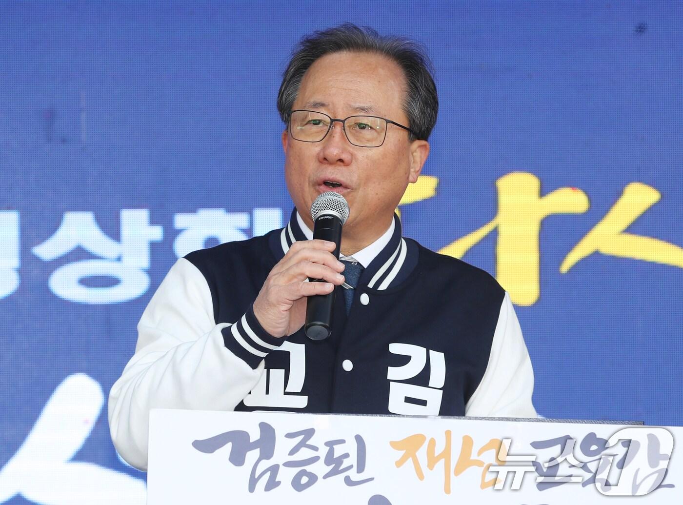 본문 이미지 - 4·2 재보궐선거 공식 선거운동이 시작된 20일 오전 부산 부산진구 서면교차로에서 김석준 부산시교육감 후보가 출근길 시민들에게 인사하고 있다. 2025.3.20/뉴스1 ⓒ News1 윤일지 기자