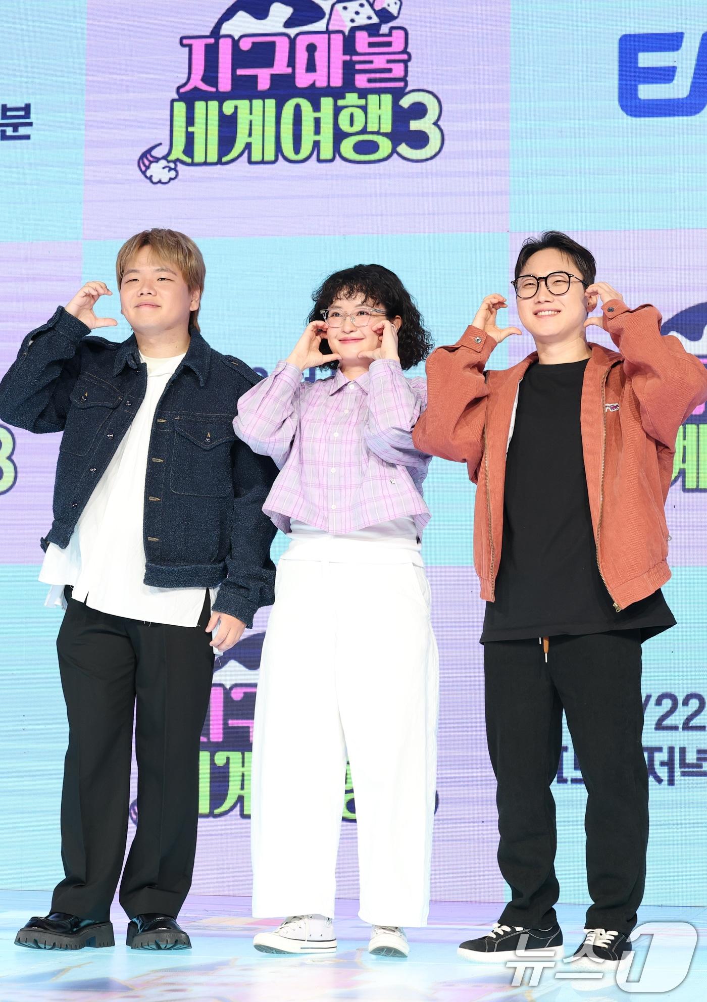 본문 이미지 - 여행 크리에이터 곽튜브(왼쪽부터)와 원지, 빠니보틀이 20일 서울 마포구 쇼킹케이팝센터에서 열린 ENA ‘지구마불 세계여행3’ 제작발표회에 참석해 포즈를 취하고 있다. '지구마불 세계여행3'는 여행 크리에이터 3대장 빠니보틀(빠니보틀 Pani Bottle), 원지(원지의 하루), 곽튜브(곽튜브 KWAKTUBE)가 김태호 PD에 의해 설계된 세계여행 부루마불 게임에 참여, 주사위에 운명을 맡기고 세계 각지를 여행하는 과정을 담은 예능 프로그램이다. 2025.3.20/뉴스1 ⓒ News1 권현진 기자