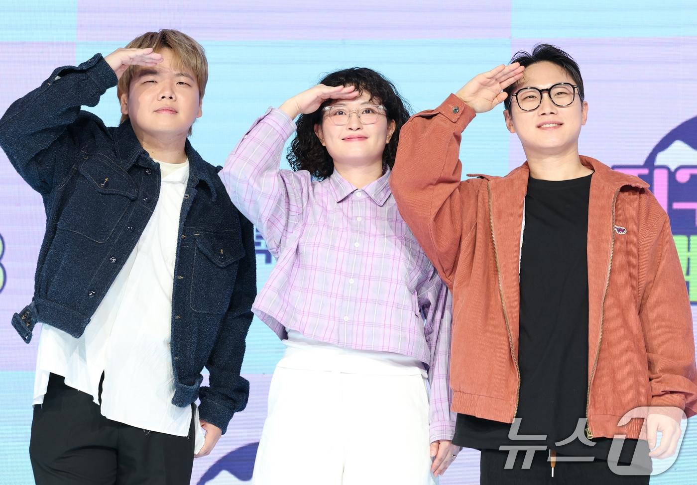 본문 이미지 - 여행 크리에이터 곽튜브(왼쪽부터)와 원지, 빠니보틀이 20일 서울 마포구 쇼킹케이팝센터에서 열린 ENA ‘지구마불 세계여행3’ 제작발표회에 참석해 포즈를 취하고 있다. '지구마불 세계여행3'는 여행 크리에이터 3대장 빠니보틀(빠니보틀 Pani Bottle), 원지(원지의 하루), 곽튜브(곽튜브 KWAKTUBE)가 김태호 PD에 의해 설계된 세계여행 부루마불 게임에 참여, 주사위에 운명을 맡기고 세계 각지를 여행하는 과정을 담은 예능 프로그램이다. 2025.3.20/뉴스1 ⓒ News1 권현진 기자