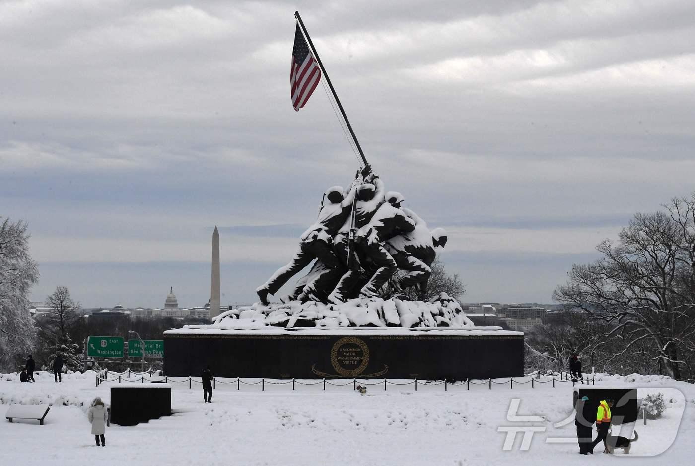 미국 버지니아주 알링턴의 이오지마 해병대 기념관에서 과거 미 해병대원들이 성조기를 세우는 장면을 재현한 동상이 세워져 있다. 2022.01.04 ⓒ AFP=뉴스1 ⓒ News1 정지윤 기자