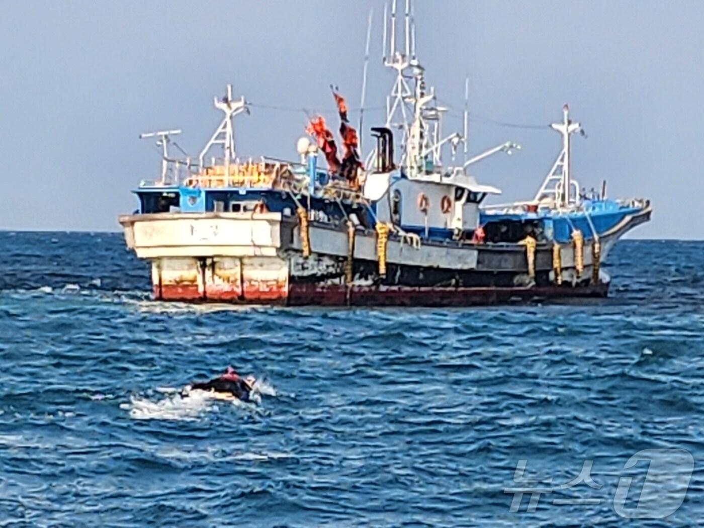 본문 이미지 - 20일 오전 8시28분쯤 제주시 한림읍 비양도 남쪽 해상에서 어선 A호(50톤·서귀포선적)가 좌초됐다가 무사히 회항하는 데 성공했다.(제주해양경찰서 제공. 재판매 및 DB 금지)