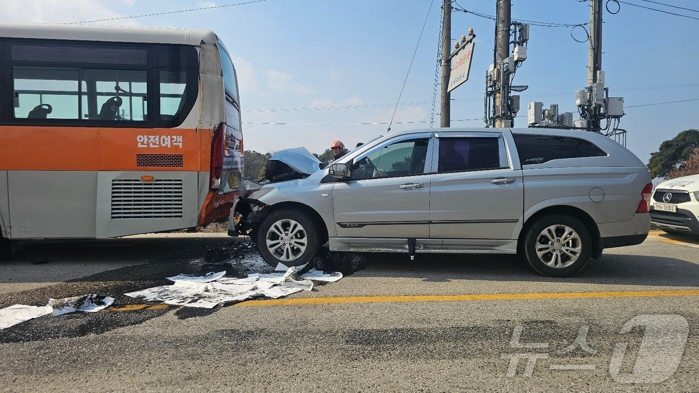 본문 이미지 -  20일 오전 10시 31분께 전북자치도 김제시 백산면 한 버스정류장 앞에서 SUV가 정차 중이던 시내버스를 추돌했다.(전북소방 제공. 재판매 및 DB금지)