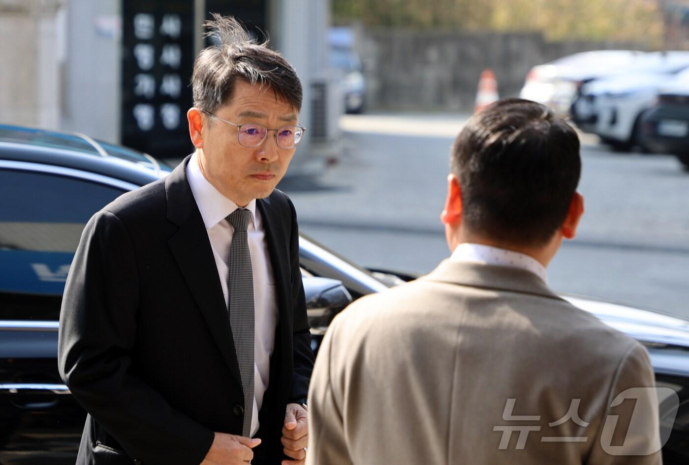 본문 이미지 - 중대재해처벌법 위반 혐의를 받는 세아베스틸 김철희 전 대표가 20일 전북자치도 군산시 전주지방법원 군산지원에서 열린 재판에 출석하고 있다. 2025.3.20/뉴스1