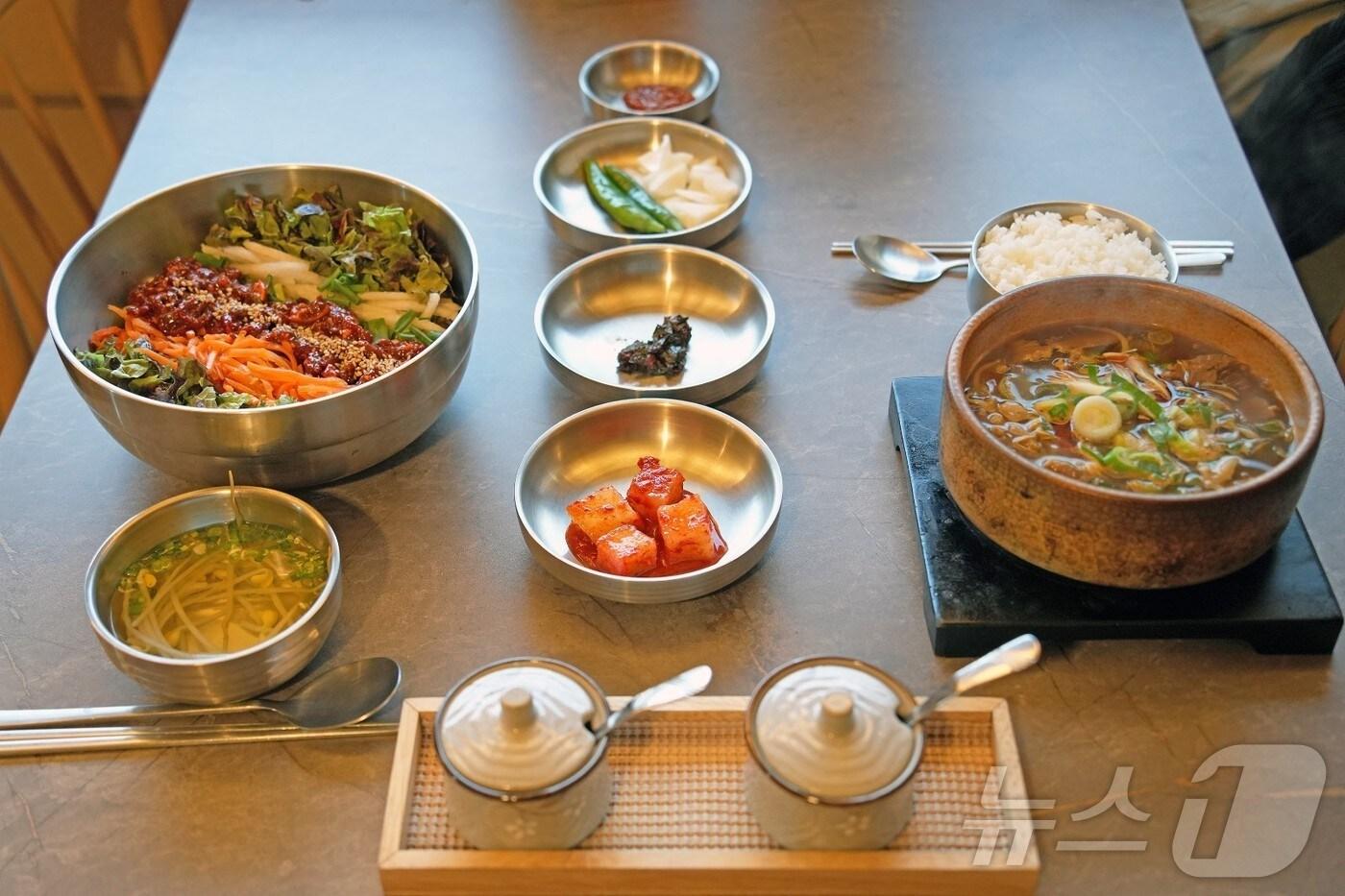 본문 이미지 - 경북 경주시가 지난해에 이어 '베스트 친절 음식점'을 찾아 나섰다. 서진은 지난해 선정된 베스트 친절 음식점. (경주시제공, 재판매 및 DB 금자) 2025.3.20/뉴스1 