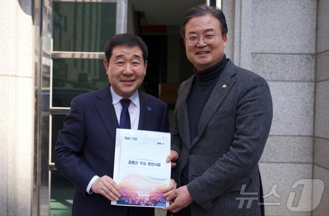 20일 오전 이재영 충북 증평군수가 국회를 찾아 이연희 의원에게 지역 현안 관련 국비 확보 지원을 요청했다.(증평군 제공, 재판매 및 DB금지)/뉴스1