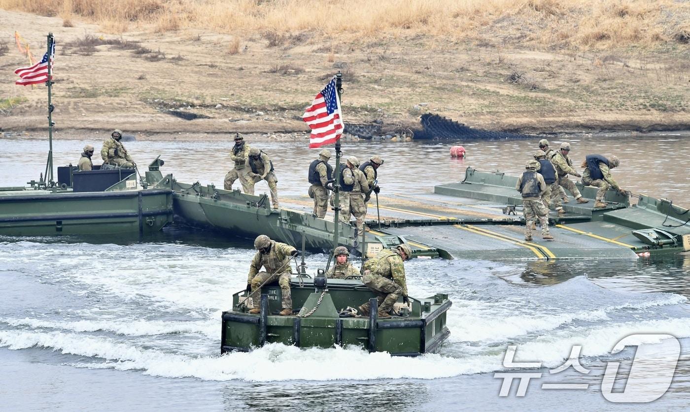 본문 이미지 - 2025년 한미 자유의 방패(FS)  연습 당시 한미 장병들이 연합 제병협동 도하훈련을 실시하고 있다. (육군 제공. 재판매 및 DB 금지) 2025.3.20 ⓒ 뉴스1 이연주 기자