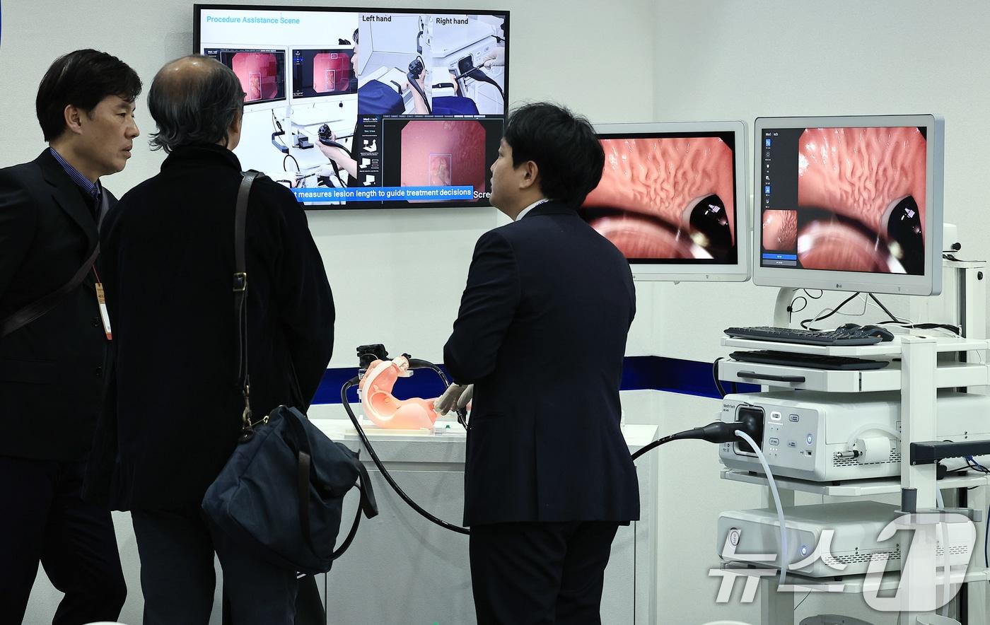 20일 오후 서울 강남구 삼성동 코엑스에서 열린 제40회 국제의료기기·병원설비전시회&#40;KIMES 2025&#41;를 찾은 참관객들이 메디인테크 부스에서 스마트 내시경에 대한 설명을 듣고 있다. 2025.3.20/뉴스1 ⓒ News1 박정호 기자