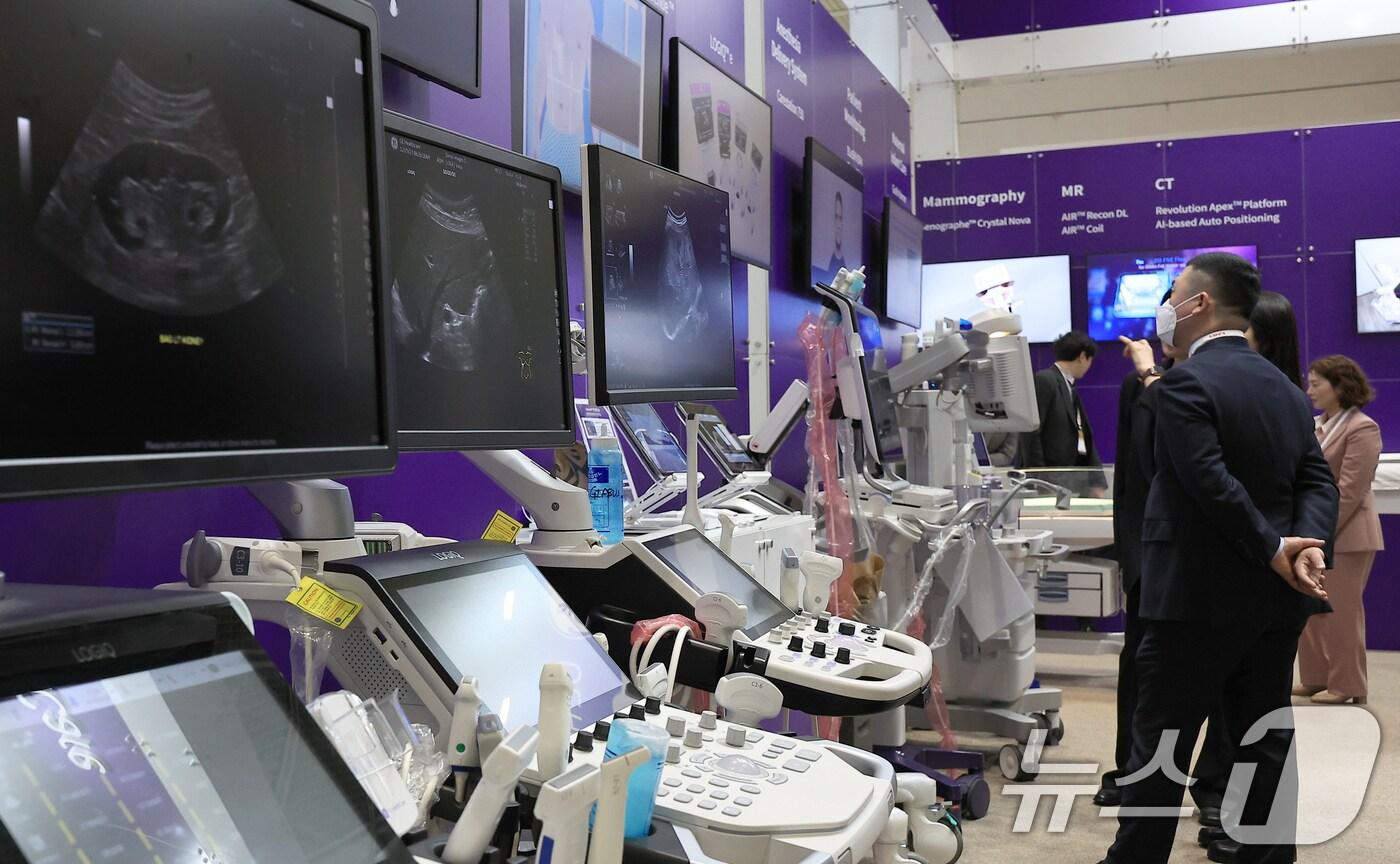 20일 오후 서울 강남구 삼성동 코엑스에서 열린 제40회 국제의료기기·병원설비전시회(KIMES 2025)를 찾은 참관객들이 GE 헬스케어 부스에서 초음파 진단기기 등을 살펴보고 있다. 2025.3.20/뉴스1 ⓒ News1 박정호 기자
