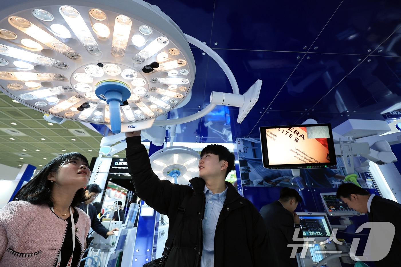 20일 오후 서울 강남구 삼성동 코엑스에서 열린 제40회 국제의료기기·병원설비전시회(KIMES 2025)를 찾은 참관객들이 드레가 부스에서 다양한 수술 장비 등을 살펴보고 있다. 2025.3.20/뉴스1 ⓒ News1 박정호 기자